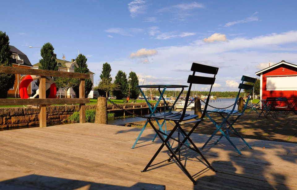 image de terrasse d'un caf&eacute; au bord de l'eau