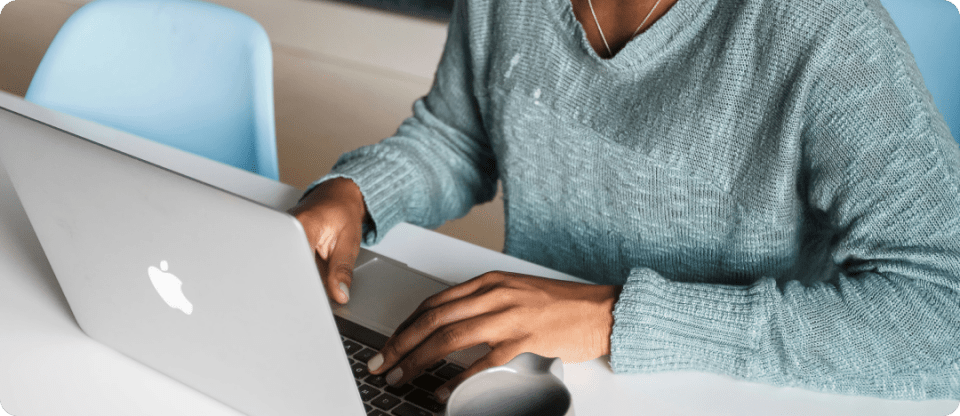 Alumni naviguant sur un ordinateur