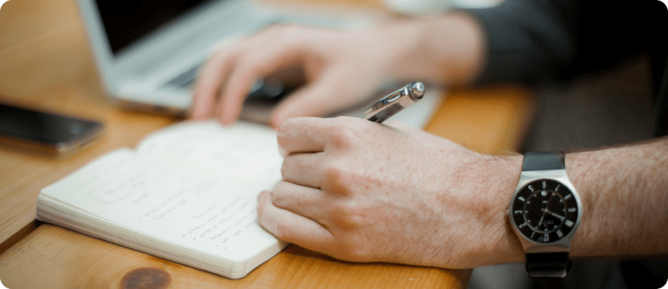 Bénévole prenant des notes