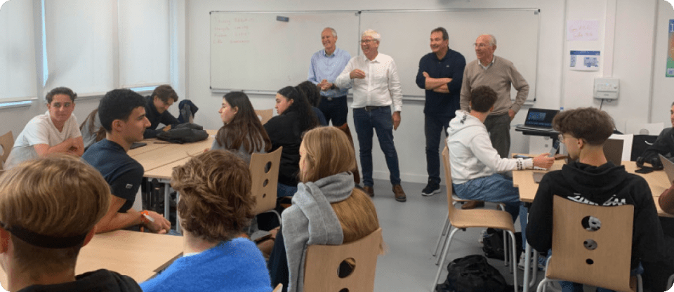 Bénévoles de l'AIESME dans une salle de classe de l'ESME